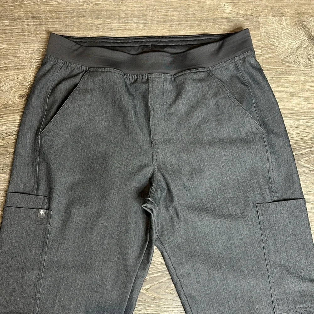 Figs Men’s Axim Cargo Scrub Pants in Graphite Sz M